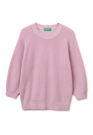 Hellvioletter Strickpullover mit langen Ärmeln, gerippten Bündchen, rundem Ausschnitt und geripptem Saum, vor weißem Hintergrund dargestellt.