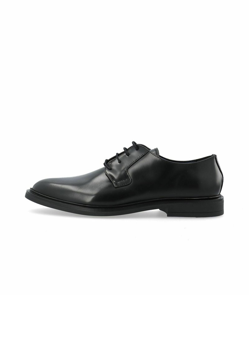 Chaussure oxford en cuir noir avec une finition lisse, un bout rond et un laçage à trois œillets. Dotée d'une semelle en caoutchouc à profil bas.