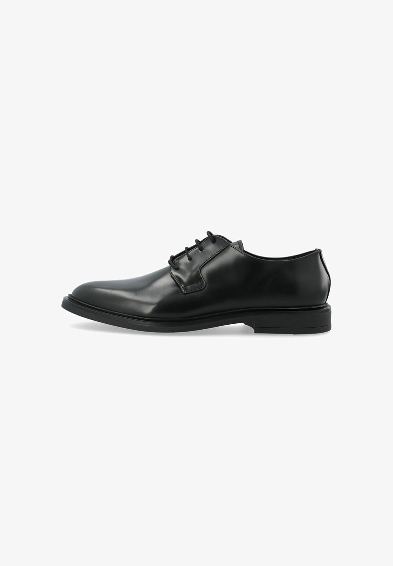 Chaussure oxford en cuir noir avec une finition lisse, un bout rond et un laçage à trois œillets. Dotée d'une semelle en caoutchouc à profil bas.