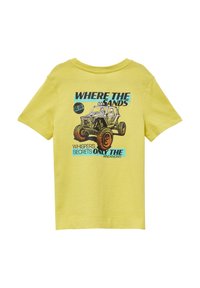 Geel T-shirt met korte mouwen, met een afbeelding van een buggy en de bold tekst: "WAAR DE ZANDEN GEHEIMEN FLONKEREN DIE ALLEEN DE WIND KENT."