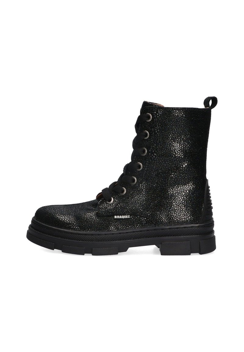 Stivaletti neri alla caviglia con finitura testurizzata e glitterata. Presentano punta tonda, occhielli in metallo, lacci neri e suola in gomma spessa con un dettaglio decorativo.