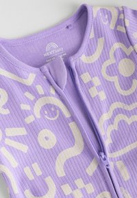Combinaison zippée pour bébé en violet à côtes, ornée de motifs abstraits crème, avec un col rond et une fermeture éclair à l'avant pour un habillage facile.