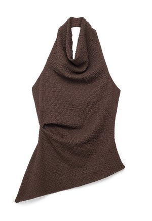 Braunes, strukturiertes, ärmelloses Neckholder-Top mit drapiertem, hohem Ausschnitt und asymmetrischem Saum vor weißem Hintergrund.