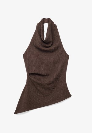 Braunes, strukturiertes, ärmelloses Neckholder-Top mit drapiertem, hohem Ausschnitt und asymmetrischem Saum vor weißem Hintergrund.