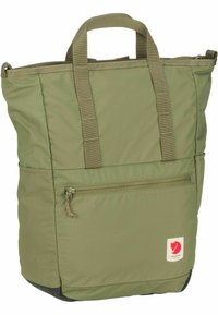 Mochila de nailon verde oliva con dos asas superiores, un bolsillo frontal con cremallera y un parche con el logo. Textura suave, forma estructurada y fondo reforzado.