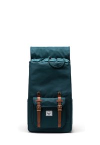 Teal canvasryggsäck med rulltopp och bruna läderremmar. Har en framficka och en tygögla för upphängning.