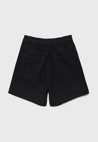 Bermudas de mezclilla negras con una cintura elástica, que presentan un diseño simple, dos bolsillos traseros y una textura suave.