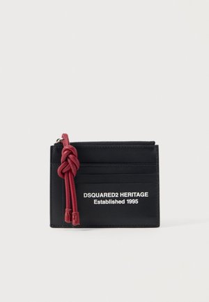 Černá kožená peněženka na karty s bílým nápisem "DSQUARED2 HERITAGE Established 1995" a připevněným červeným koženým popruhem se uzlem na zipu.