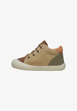 Sneakers per bambini in suede beige, marrone e verde. Presentano punta tonda, accenti cuciti, chiusura con lacci e suola in gomma.