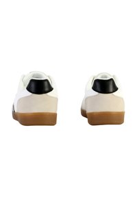 Baskets blanches avec un dessus lisse, des accents en suede, un patch arrière noir et une semelle extérieure en caoutchouc beige. Forme arrondie avec un col rembourré.