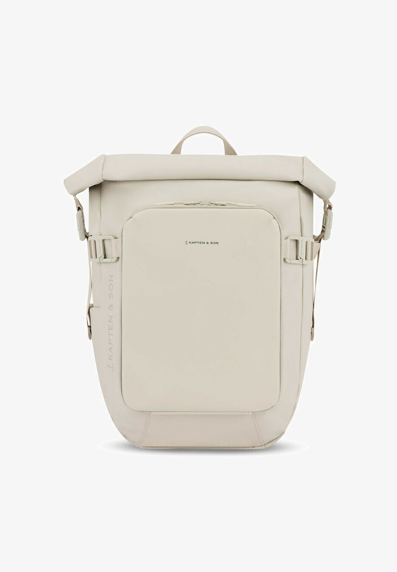 Mochila beige de tipo roll-top con una textura suave y mate, correas ajustables, bolsillo frontal con cremallera y un logotipo grabado en el lateral.