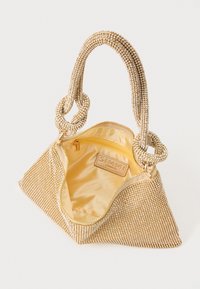 Majhna zlatna torbica s svetlečimi kamnitimi dodatki, z vozlanimi dvojno ročaji, odprt zadrgo, ki razkriva satensko notranjost z oznako SIMMI London.