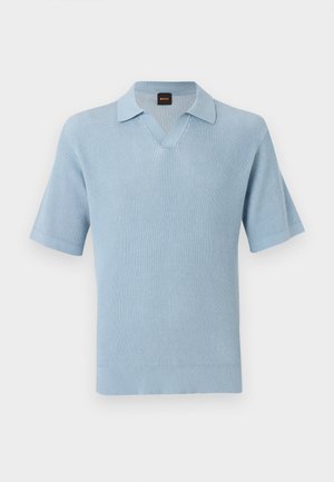 Polo tricoté bleu clair à manches courtes avec une texture côtelée, col en V ouvert et étiquette de la marque BOSS à l'intérieur du col.