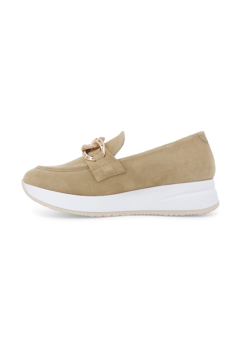 Scarpa slip-on in suede beige con una cintura decorativa e un accento metallico, dotata di una suola elevata bianca con suola testurizzata per una buona aderenza.