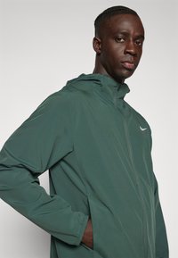 Nike Performance FORM - Training jacket - vintage green/reflective silver