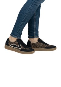 Baskets noires et imprimé léopard avec une tige texturée, des détails blancs contrastants et une semelle en caoutchouc gomme. Présente un design à lacets.