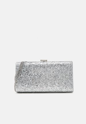 Bolso de mano de purpurina plateada en forma rectangular, con superficie texturizada, cierre metálico y correa de cadena removible.