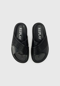 Chinelos pretos com design de tiras cruzadas. Feitos de couro liso e tecido. Apresentam o logótipo "REPLAY" em relevo na tira.