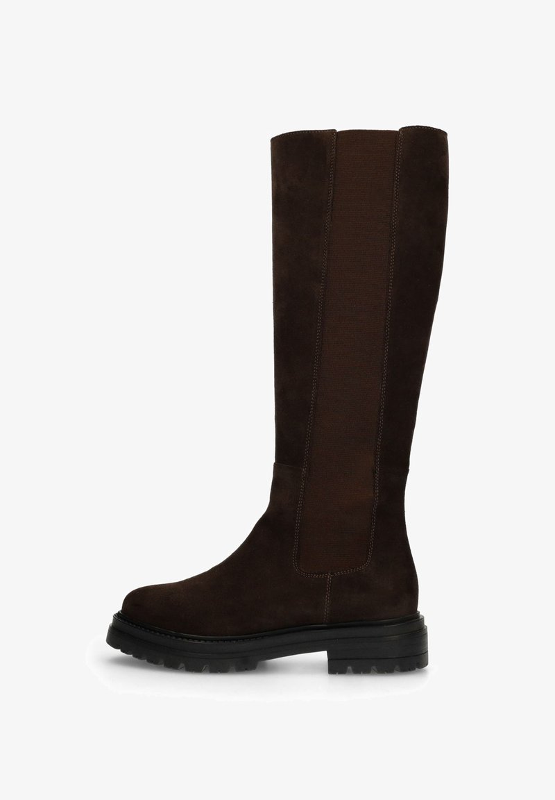 Braune kniehohe Stiefel aus Wildleder mit elastischen Seiteneinsätzen, robuster schwarzer Gummisohle und dezenten Steppnähten entlang der Nähte.