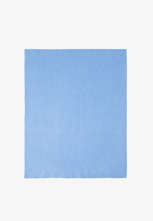 Lichtblauwe vierkante deken van zachte, gestructureerde stof met een uniforme oppervlakte en schone randen. Ideaal voor warmte en comfort.