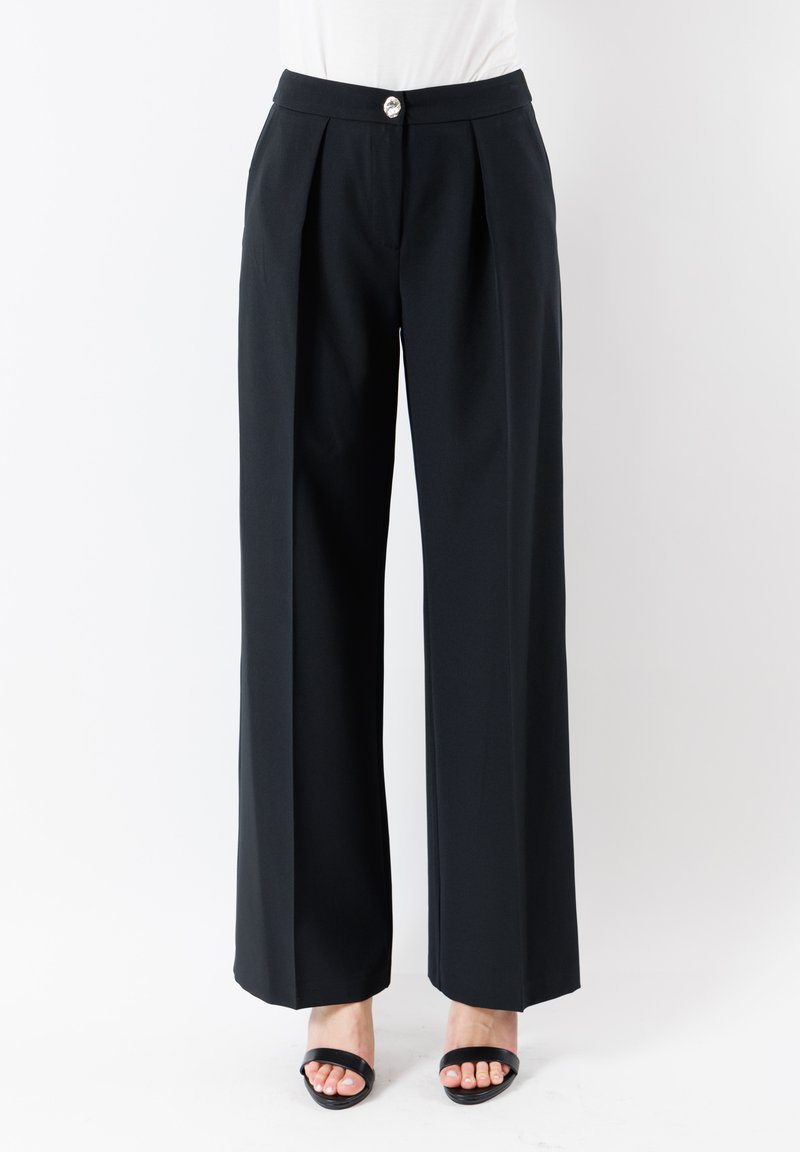 Pantaloni neri a gamba larga in tessuto leggero, con un fronte plissettato, chiusura con bottone argentato e un design sartoriale.