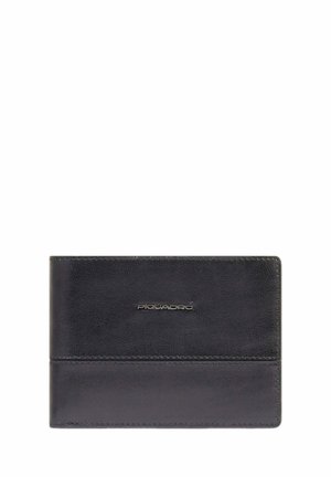 Cartera de cuero negro con un acabado texturizado, que presenta un diseño elegante y un sutil logotipo de la marca en la parte frontal, con costuras detalladas a lo largo de los bordes.