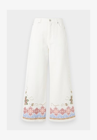 Λευκό παντελόνι με φαρδιά μπατζάκια, κλείσιμο με κουμπί και φερμουάρ, διακοσμημένο με κεντήματα λουλουδιών και γεωμετρικά σχέδια σε κόκκινο, μπλε, πράσινο και καφέ κοντά στο τελείωμα.