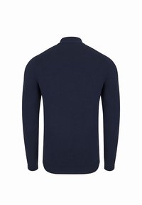 Granatowy sweter z długim rękawem, ze ściągaczami przy mankietach i u dołu, o gładkiej strukturze dzianiny. Klasyczny okrągły dekolt, minimalistyczne wykończenie.