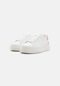Sneakers bianchi con tomaia in pelle liscia, dettagli rosa sul tallone, suola spessa bianca e punta arrotondata. Presentano lacci tradizionali.