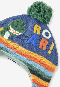 Pletená čepice v modré barvě s zeleným bambulí. Mezi jejími vlastnostmi se nachází grafika dinosaura a text "ROAR!" v různých barvách, se pruhovanou texturou na základně.