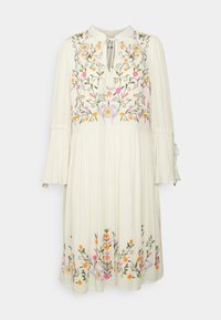 Biała sukienka z długimi rękawami, haftowanymi kwiatowymi wzorami w kolorach różowym, żółtym i zielonym. Posiada wiązany dekolt oraz rozszerzane mankiety.