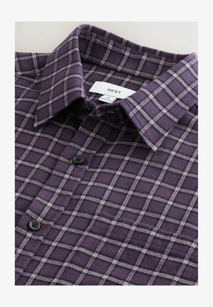 Paarse flanellen overhemd met een geruit patroon in lichtroze en zwart, met een puntkraag en zwarte knopen. Merklabel is zichtbaar.