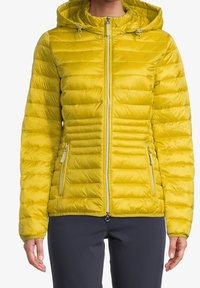 Gul puffjacka med huva, med horisontell quiltad struktur, dragkedja fram och två sidofickor med dragkedjestängning.