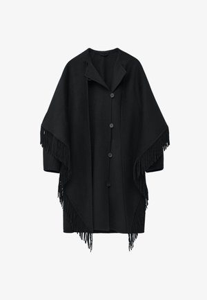 Schwarzer Poncho aus weichem Stoff, mit Kragen, fünf Knöpfen und fransigen Kanten sowie weiten Ärmeln, die eine drapierte Silhouette bieten.