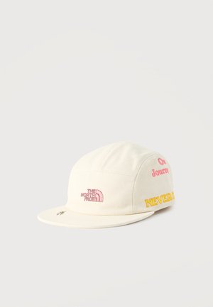Off-white baseballcaps med brodert tekst i rosa og gult, inkludert "The North Face"-logo, samt liten biebrodering på bremmen.