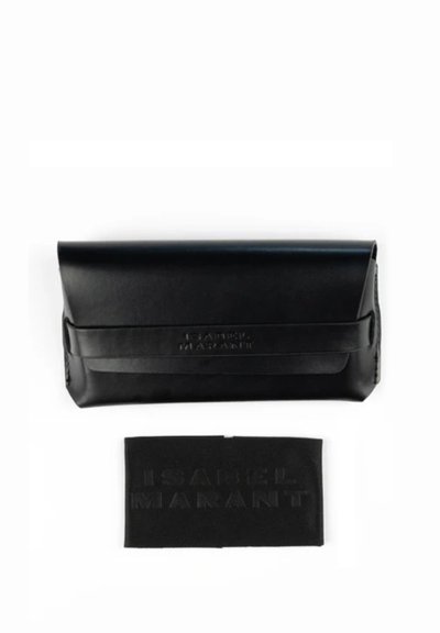 Clutch in pelle nera con chiusura a patta e logo "Isabel Marant" in rilievo, accompagnata da una sacca antipolvere nera abbinata.