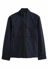Granatowa lekka kurtka z przednim zamkiem błyskawicznym, dwoma klapowymi kieszeniami na piersi oraz dwiema bocznymi kieszeniami na zamek, z długimi rękawami i stójką.