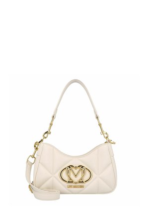 Cremefarbene, gep quiltete Handtasche mit abgerundeter Form, goldfarbenen Beschlägen und einem auffälligen Logodetail auf der Vorderseite. Inklusive abnehmbarem Schultergurt.