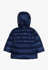 Granatowa kurtka puchowa dla dzieci z kapturem, pokazana od tyłu, z poziomym przeszyciem pikowania oraz długimi rękawami.