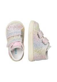 Sneakers per bambini con una sfumatura pastello glitterata, due cinturini in velcro e suole color crema, mostrati in vista dall'alto e di lato.