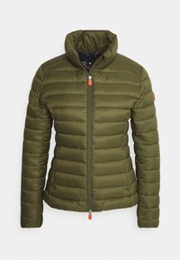 Gevoerde, olijfgroene jas met hoge kraag, rits aan de voorkant en oranje trekband. Heeft een horizontaal stikselpatroon en een slim fit ontwerp.