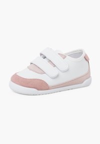 Sneaker bianco con accenti in suede rosa, doppio strap in Velcro e suola in gomma texturizzata. Punta arrotondata e interno imbottito.