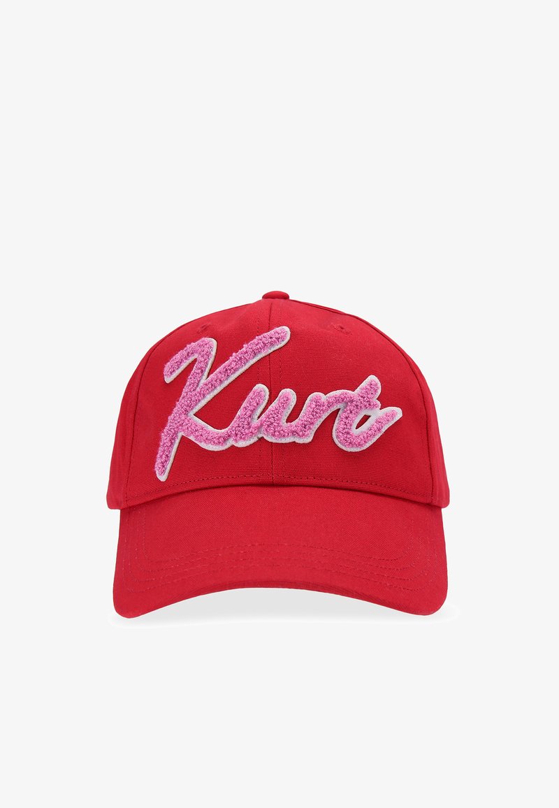 Cappellino da baseball in cotone rosso con grande scritta "Kurt" rosa ricamata e testurizzata sulla parte anteriore. Visiera curva e cinturino posteriore regolabile.