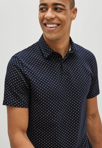 Next THREE PACK - Pólóing - white black navy blue geo print