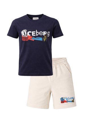 T-shirt blu navy a maniche corte con scritta colorata "Iceberg" e pantaloncini bianchi con vita elastica con logo coordinato sulla gamba sinistra.