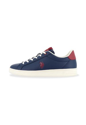 Baskets basses bleu marine avec semelle et lacets blancs, avec un logo rouge et un accent rouge au talon.