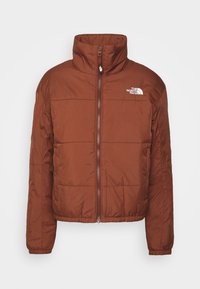 Braune Puffjacke mit hohem Kragen, vorderem Reißverschluss und elastischen Bündchen. Mit gesteppten Paneelen und einem Logo auf der linken Brust.