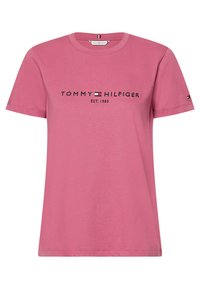Rosa bomullströja med korta ärmar, med "TOMMY HILFIGER EST. 1985" tryckt framtill i svart, med logotypdetaljer på ärmen.