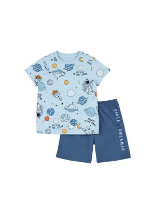 Ensemble de pyjama en coton bleu comprenant un t-shirt graphique à manches courtes avec des motifs sur le thème de l'espace et un short bleu avec le texte "RÊVEUR D'ESPACE".