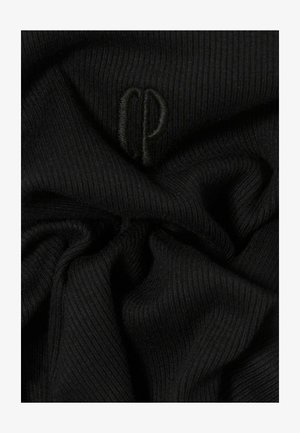 Tessuto nero a coste con una texture morbida, caratterizzato da un logo in rilievo di una tonalità simile, che crea un dettaglio visivo sottile.